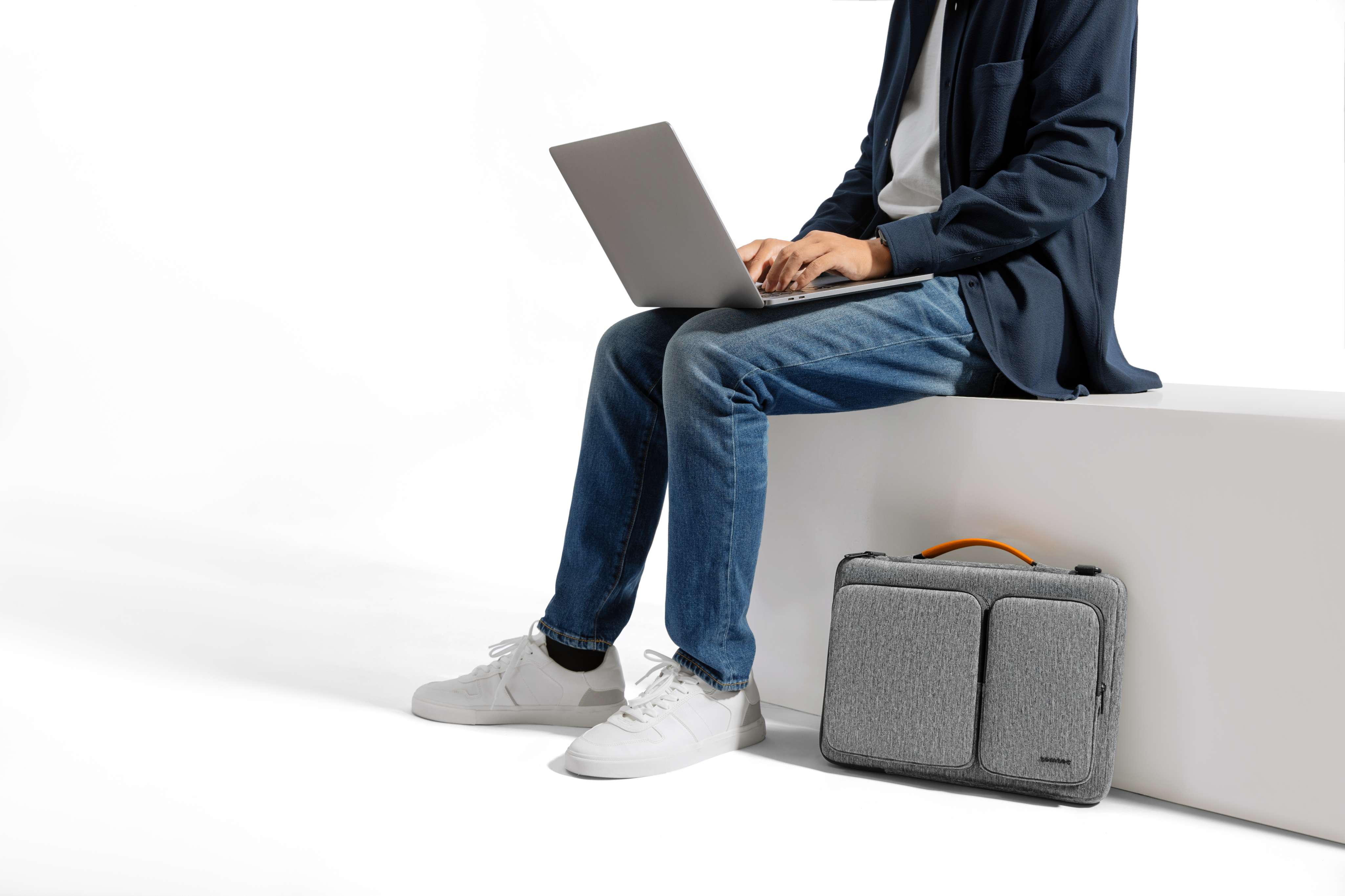 Maletín/ Portafolio para laptop Defender-A42